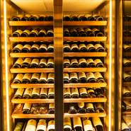 高級食材で彩る一皿に合うワインは、フランス産を中心に約200銘柄。シャンパーニュ、ブルゴーニュ、ボルドーが充実し、今や幻の存在となったアンリ・ジャイエなど、200万円を超えるような銘柄も用意されています。