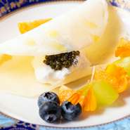 香川で自社生産されている「瀬戸内キャビア」は料理だけでなく、プレデセールにも使用。塩味が控えめで他の食材とも合わせやすく、無限に用途が広がります。生クリームの甘さは抑え、フルーツの自然な甘みで堪能。