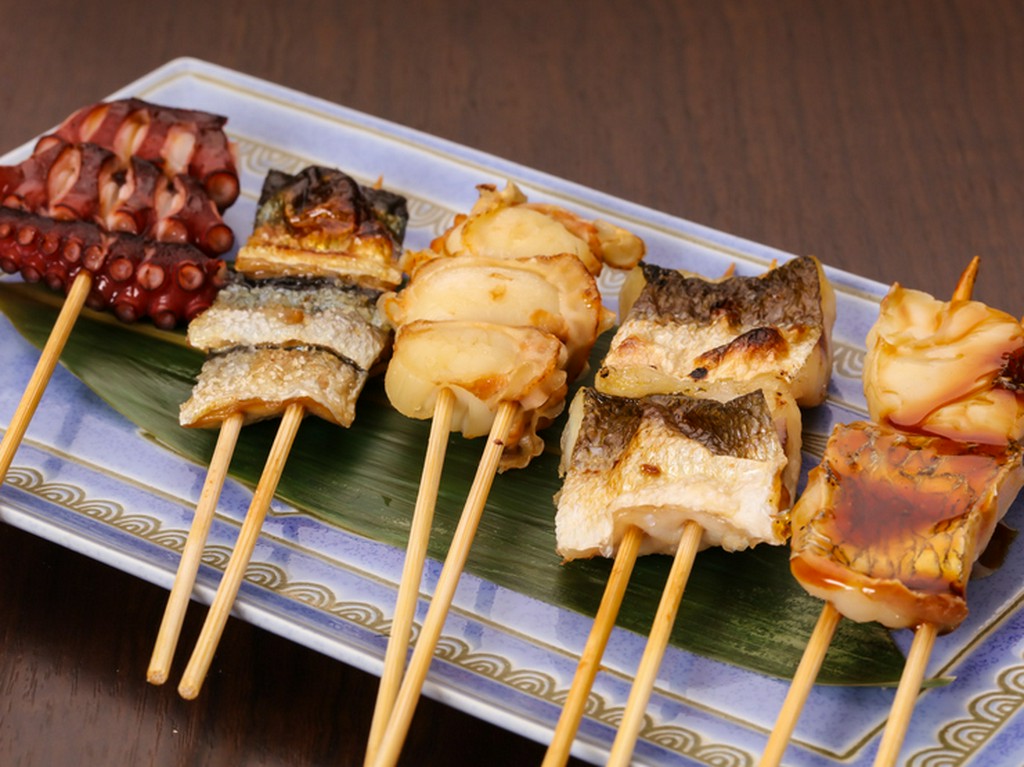 旬の魚を串で気軽に楽しめる。たくさんの種類を食べられるのが魅力の『魚串』