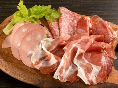 賑やかにシェアして楽しみたい『パルマ産生ハムとイタリアンサラミの盛り合わせ』