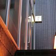 焼き鳥はもちろん、ワインにぴったり合う一品料理も充実。記念日・誕生日など特別な日にこんなお店でカウンターでゆっくり楽しんでみたい、そんな方は神楽坂の隠れ家的一軒で素敵なひとときをお約束します。