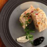 焼鳥だけでなく、ワインに合うアラカルトも多数。『6種類の部位を使った鳥のパテ』や比内地鶏の『白レバームース』など、様々な料理で魅了してくれます。鮮度にこだわった冷凍されていない素材の旨味は格別です。