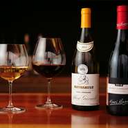 ワイン通にも一度は足を運んでほしい、ワインリストも魅力。約100種類の銘柄が用意され、ビンテージワインにもありつけます。迷った時は、ソムリエのセレクトに委ねて。きっと満足するマリアージュを楽しめます。