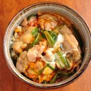 新鮮な地鶏を使った『炭焼き親子丼』が美味。出汁の優しい香りに誘われてハフッとほお張れば、ふわとろ卵とプリッとジューシーな肉の旨味が一気に広がります。これが目当てのゲストも多い隠れた人気の一品です。