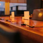 カウンター12席のみの特別感あるワインバー。「大山地どり」や「比内地鶏」など、日本有数のブランド地鶏を味わいながら、大切な人との絆を深められそうです。シャンパンもあるので、記念日デートにもおすすめです。