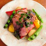 季節感を大切にした料理の数々。和食で腕を磨いてきた料理人・杉政氏による、上品で繊細な一皿一皿で、四季を感じる大人の贅沢なを楽しめます。春は「桜えび」や「山菜」などを取り入れ、今だけの旬を味わえます。