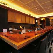 神楽坂で人気の『バードグリルトリノ』『葵』の系列店、『うぐいす』が実は穴場。カウンターで焼き鳥×ワインスタイルOKな軽い接待には最適なお店。信頼の味、落ち着いた雰囲気の店内でおもてなしはいかが。