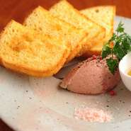 ソフトな舌触りと濃厚な旨みを堪能。プリンのように蒸し上げて濾すので、ブリオッシュにバターのように塗れるほどなめらか。バニラビーンズが入ったハチミツ、塩、胡椒を好みでつけて召し上がれ。