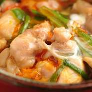 柔らかく味が良い「モモ肉」が自慢。強い旨みと食べやすさが、出汁香る『炭焼き親子丼』にマッチ。和食、イタリアン、フレンチなどの創作洋食でも味わえます。茨城県「奥久慈」卵は白身さえも濃厚な味わいです。