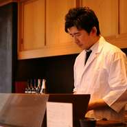 「小さな店だからこそできる心配りをしたい」と語る杉政氏。細やかな気遣いあるおもてなしで、ゲストが心底リラックスして過ごせる空間をつくっています。和食一筋に研鑽を積んだ技で焼き上げる『串』は絶品です。