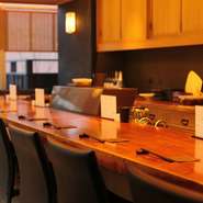 お相手を緊張させない接待が叶う【焼鶏うぐいす】。12席のみのカウンターで、料理人が一人ひとりに合ったペースで料理を提供してくれます。料理人の細やかな心配りに、接待の幹事も安心できる、頼れる一軒です。