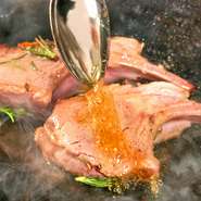 オリーブオイルとハーブで香ばしく焼き上げる、人気のラム肉