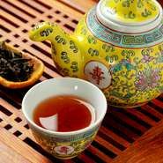 中国茶にて、口を中をリセットしませんか？　飲みなれた烏龍茶はもちろん、ふんわりとした甘い風味が広がる茉莉白龍珠（ジャスミン茶）、爽やかな香りの武夷肉桂などもオススメ。
