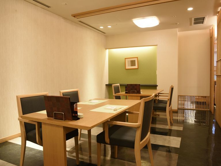 接待や会食はもちろん、慶事や法事の席にも好適な和の空間