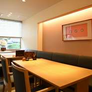 神戸電鉄有馬温泉駅から徒歩5分、有馬温泉停留所からは徒歩1分と便利な立地。落ち着いた雰囲気の店内は、観光で訪れるゲストや六甲山を散策するゲストが食事を楽しむ、憩いのスポットです。