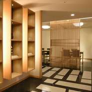 キリっと冷えた生ビールはサントリーのマスターズドリーム、日本酒は兵庫県の歴史ある酒どころ【灘五郷】から仕入れるこだわりの品揃えです。豊かな風土で生まれた、灘の旨い酒が心に染みわたります。