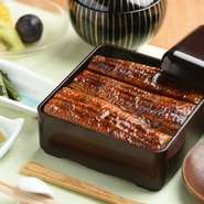 将棋の王位戦の舞台となる【中の坊 瑞苑】、対局時の昼食に活躍するのが【旬彩　猪名野】の勝負飯。棋士の勝負強さにあやかって、ゲン担ぎに同じメニューを注文してみるのも一興です。