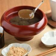 【旬彩　猪名野】1階にある【猪名野茶房】では手づくりの和スイーツが楽しめます。石臼で挽いた抹茶と本わらび粉と和三盆で仕上げた 『本生わらび餅』を食事の後にゆったりと味わうのは至福のひとときです。