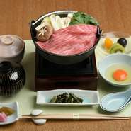 『神戸牛のすき鍋膳』は繊細な霜降りの脂と赤身の旨みが魅力