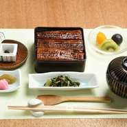 国産のうなぎを贅沢に使った『うな重膳』を有馬の実山椒で味わうのは通の楽しみ。秘伝のタレでふんわりと焼き上げたうなぎと有馬山椒ならではの風味と辛みが絶妙なハーモニーを織りなします。