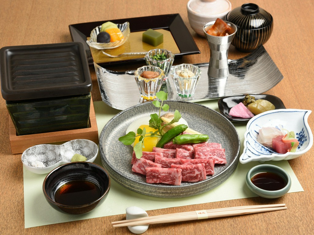 芳醇な味わいと香りが口の中に広がる『三田牛の陶板焼き』