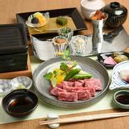 黒毛和牛と淡路島産の玉ねぎがじっくりと堪能できる『黒毛和牛の陶板焼き』。有馬温泉を使った自家製の金泉塩をつけて食せば、素材の芳醇な旨みと香りが口の中に広がります。