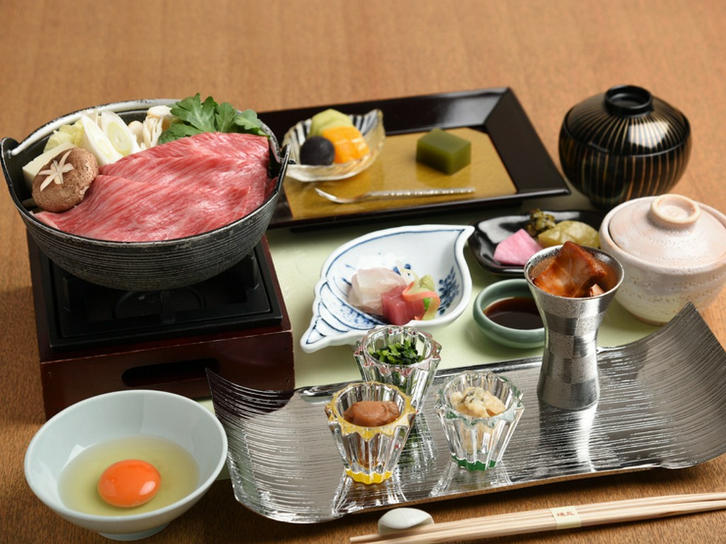 神戸牛や有馬山椒など、地元の名産を使った料理でゲストを魅了