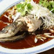 毎日市場で仕入れる鮮度にこだわった天然魚と、自家製海鮮醤油の味わいがたまらない『天然鮮魚の清蒸』