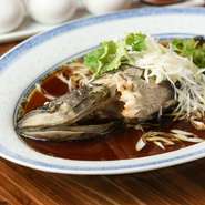 中華料理に多く登場する魚介類は、国産をメインとして天然のものにこだわっています。その日その日に市場から仕入れた鮮度の良い食材を堪能できます。天然魚だからこそのしっかりとした味わいも魅力です。