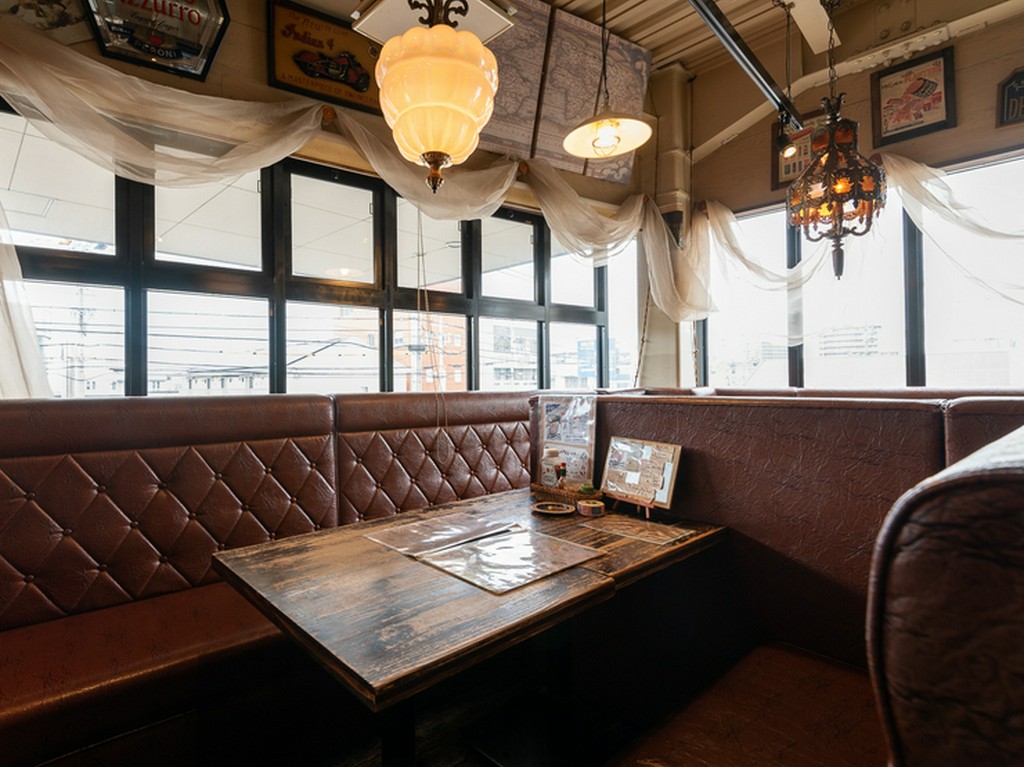 1kg前後のステーキをシェアして食べる人気コース！全ソファー席