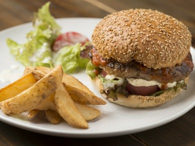 雰囲気良し！肉汁溢れる『ビルボードハンバーガー1000円』など