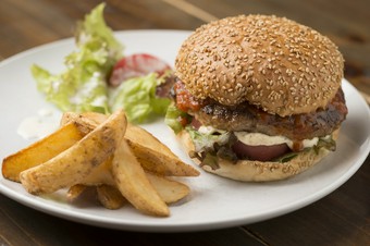 肉汁溢れるボリューム満点パテに特製ソースの刺激がたまらない『ビルボードハンバーガー』