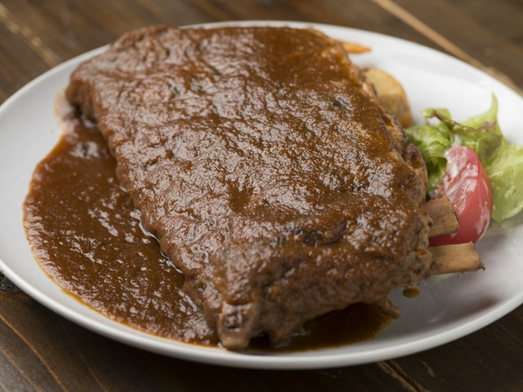 特大サイズに仕上げたスペアリブを自家製ソースで豪快に楽しむ『スペアリブ　セントルイスカット』