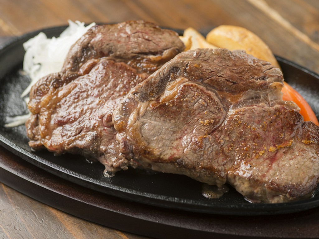 自家製ステーキソースがベストマッチ。たくさん食べても重くならない『リブロースステーキ』