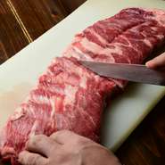4つの専門業者から時期や仕入れ状況に応じて、各々の料理に合った肉を仕入れています。プロが厳選したこだわりの肉の味を堪能できます。一皿一皿、料理ごとに違った味わいを楽しめるのも魅力です。