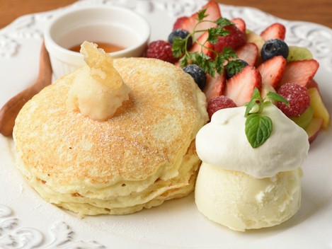 好みで選べるこだわりのハチミツと旬のフルーツがたっぷり！ふわふわ食感の『Honey Hunt パンケーキ』