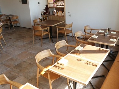 優しい光が差し込む、木の温もりに溢れるインテリア※全24席