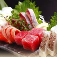 毎朝仕入れる三陸の鮮魚介。その日のおすすめ品や旬の魚介のお造り。三陸育ちならではの魚介の旨みや食感を存分に楽しめます。オーダーは2人前から。