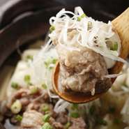 じっくり弱火で5時間ほど煮込み、お箸でほぐれる程のやわらかさ。

