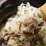 じっくり弱火で5時間ほど煮込み、お箸でほぐれる程のやわらかさ。

