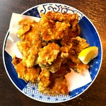 特製の塩ベースの漬けタレに一晩漬けこみ、揚げればカリッとジューシー。