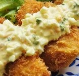 特製の塩ベースの漬けタレに一晩漬けこみ、揚げればカリッとジューシー。