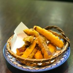 さっくり揚げたサツマイモを蜂蜜塩と絡めてます