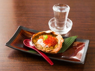 芳ばしい蟹の旨みたっぷり！『蟹味噌甲羅焼き』