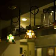 明るすぎず暗すぎない光が“大人のデート”を演出。色とりどりのお洒落な照明カバーがインテリアのアクセントになっています。ムードも満点で2人の距離もグッと縮まるはず。大切な日の思い出を彩ってくれそうです。