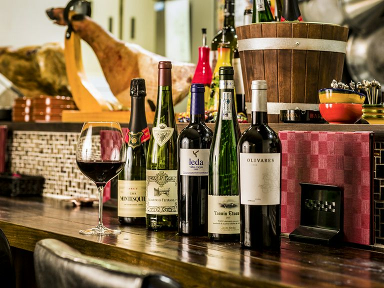 スペイン産ワインを豊富に取り揃え。美酒に酔いしれるひと時