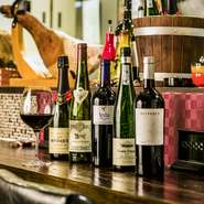 料理を引き立てるワインは、本場スペイン産を取り寄せています。甘口から辛口まで豊富な取り揃えも魅力。果物をたっぷり漬けこんだ『自家製サングリア』は、フルーティーな甘みがクセになります。