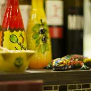 スペインをイメージした店内には、齋藤氏が現地で買い付けてきた雑貨が並び、旅行に訪れたかのような気分にさせてくれます。料理の盛り付けが美しいのはもちろん、お洒落でインスタ映えする食器にも注目です。