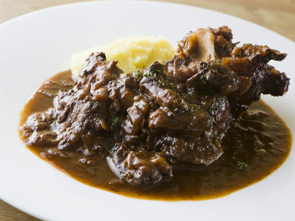 じっくりコトコト煮込んだ『牛テールの赤ワイン煮込み』