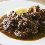 リオハワインの芳醇な香りと、ホロホロとほどけていくほど柔らかい「牛の尾」を堪能できる一品です。焦がし玉ねぎなど、数種類の野菜と一緒に5時間かけてじっくり炊き、味に深みをもたせています。